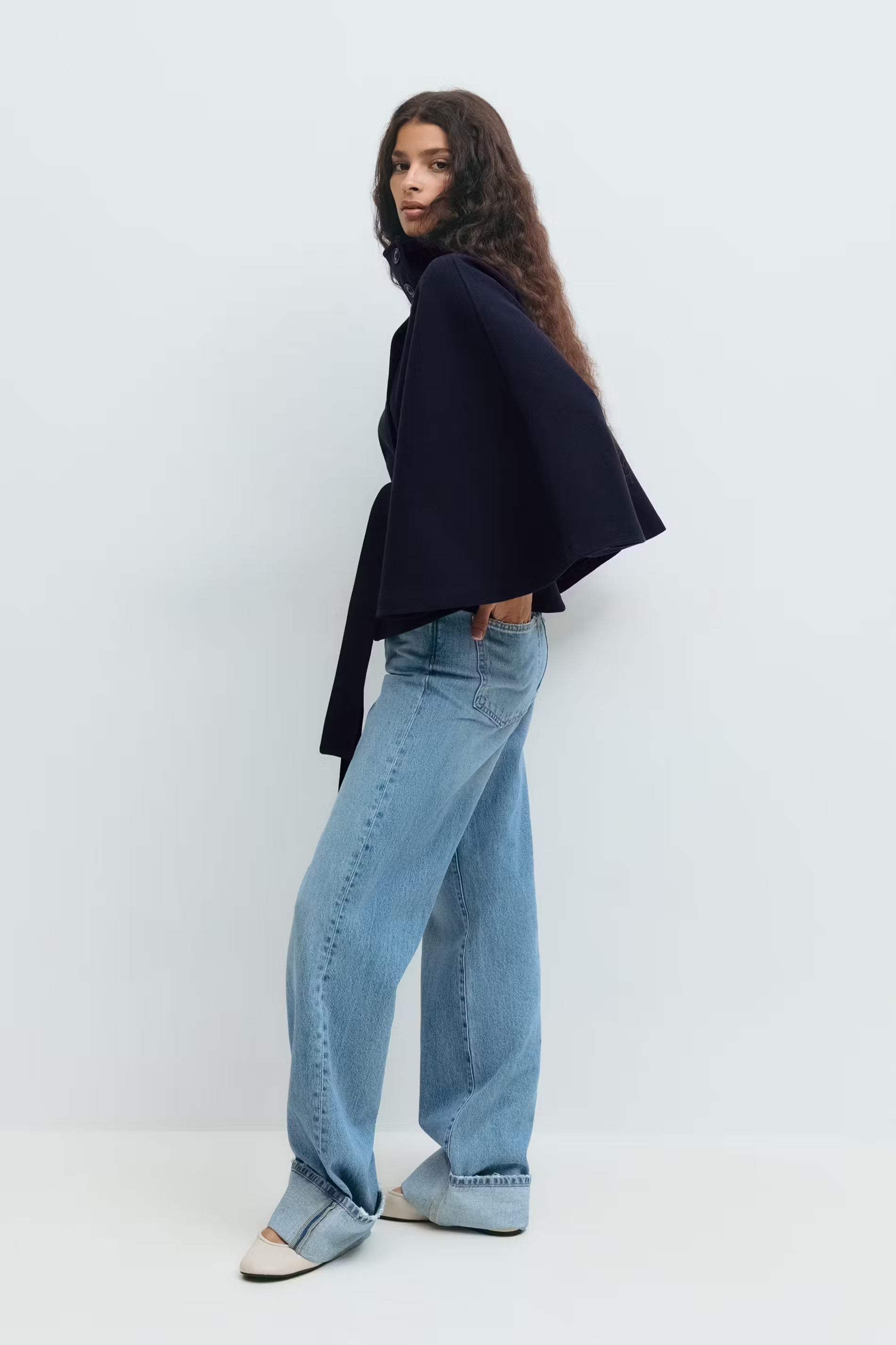 Lara Capejas | Eleganti Giacche da Donna con Cintura e Colletto Alto